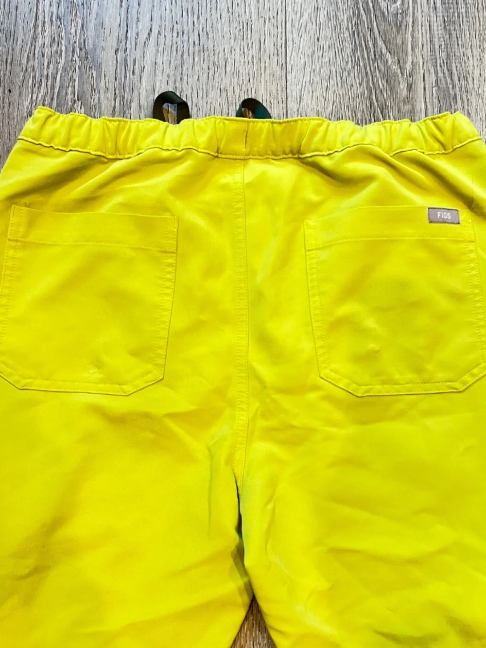 FIGS Men Small Short Cairo Cargo Scrub Pants Neon Yellow TM3001S medical uniform